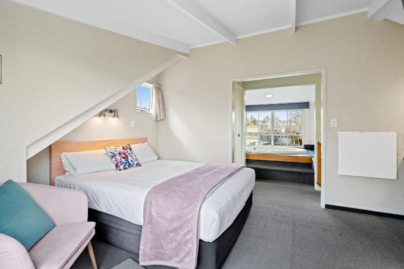 Cottage Mews Motel - image 50
