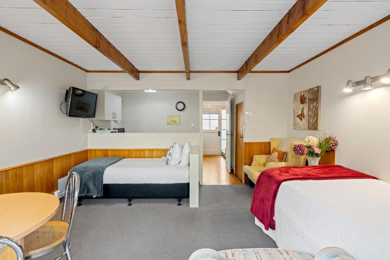 Cottage Mews Motel - image 40