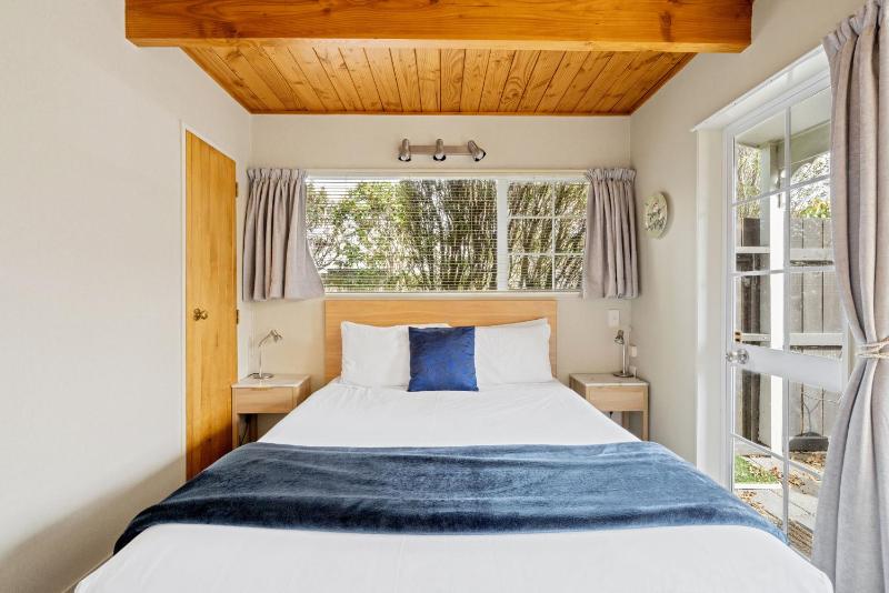 Cottage Mews Motel - image 22