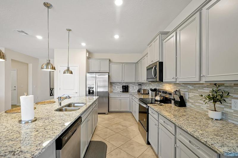 4273 LANA AVENUE 8BEDS - image 15