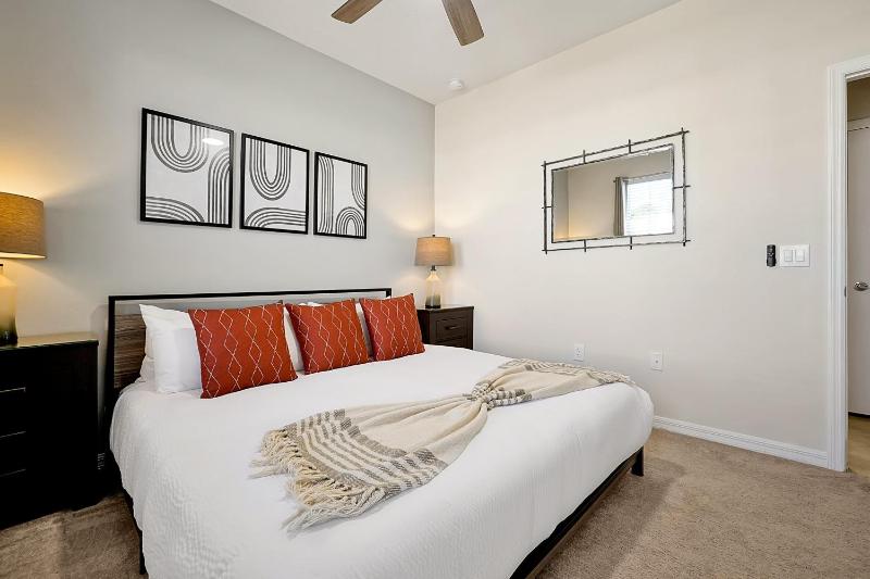 4273 LANA AVENUE 8BEDS - image 11