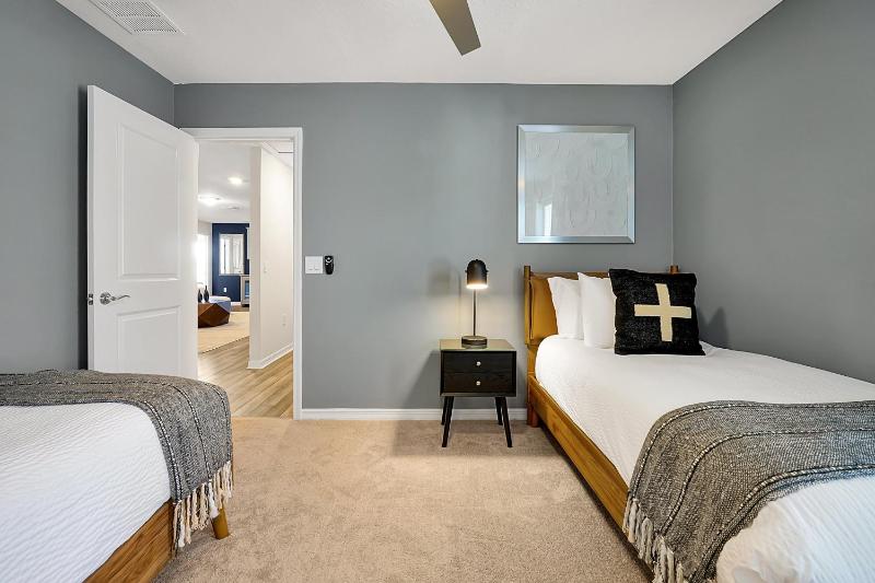 4273 LANA AVENUE 8BEDS - image 34