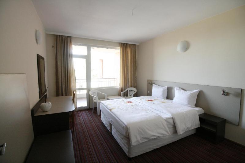 Deluxe One-Bedroom Apartment with Terrace and Sea View image 2