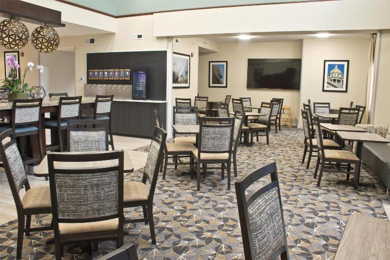 Hampton Inn & Suites Denver-Speer Boulevard - image 2