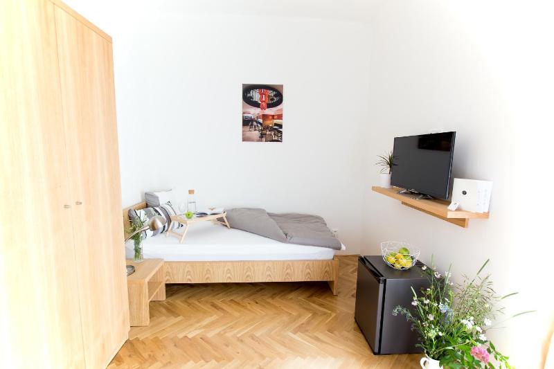 Basic Single Room with Shared Bathroom image 2