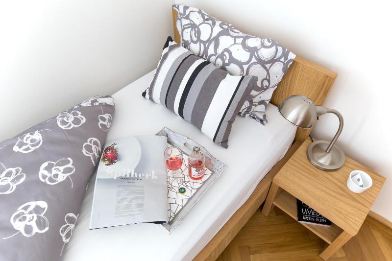 Basic Single Room with Shared Bathroom image 4