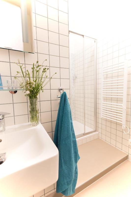 Basic Single Room with Shared Bathroom image 3