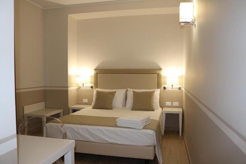 Standard Double Room image 3