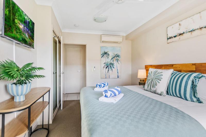Cairns 2BR Palms Stay Top Floor & Pool View - image 13