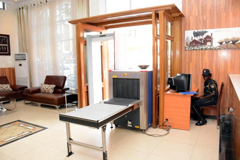 La Posh Hotel - image 12