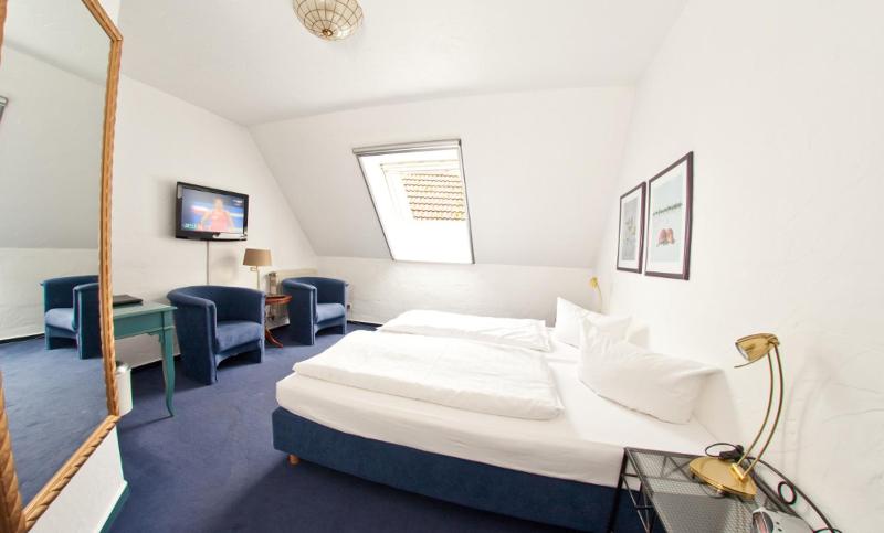 Double Room image 4