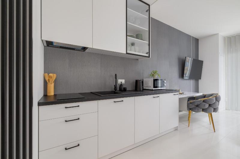 Eleganckie Apartamenty Zabrska z Parkingiem w Centrum Katowic Przy Rynku by Noclegi Renters - image 32