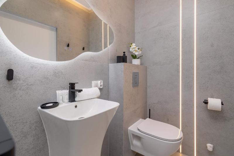 Eleganckie Apartamenty Zabrska z Parkingiem w Centrum Katowic Przy Rynku by Noclegi Renters - image 41