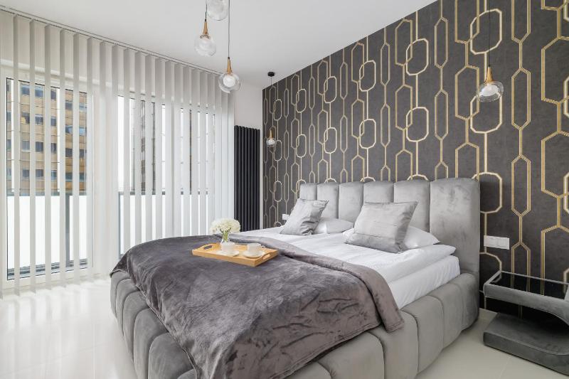 Eleganckie Apartamenty Zabrska z Parkingiem w Centrum Katowic Przy Rynku by Noclegi Renters - image 9