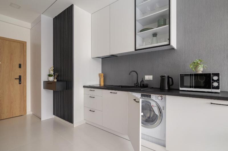 Eleganckie Apartamenty Zabrska z Parkingiem w Centrum Katowic Przy Rynku by Noclegi Renters - image 35