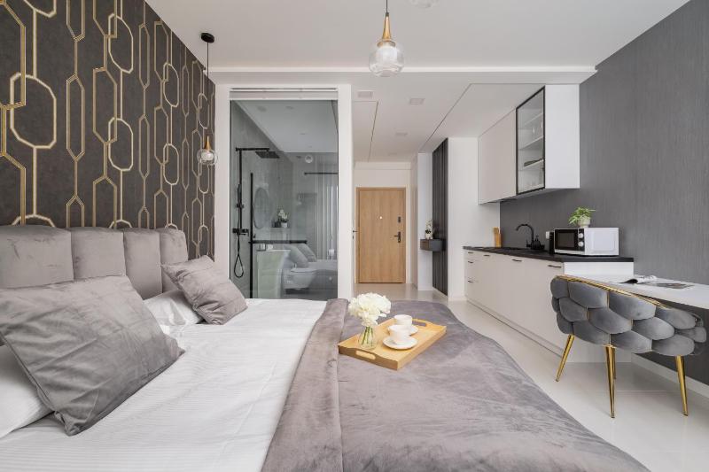Eleganckie Apartamenty Zabrska z Parkingiem w Centrum Katowic Przy Rynku by Noclegi Renters - image 26