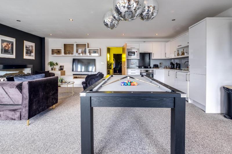 Penthouse Noir - Wyndale Living - Central BHam 2BR - image 5