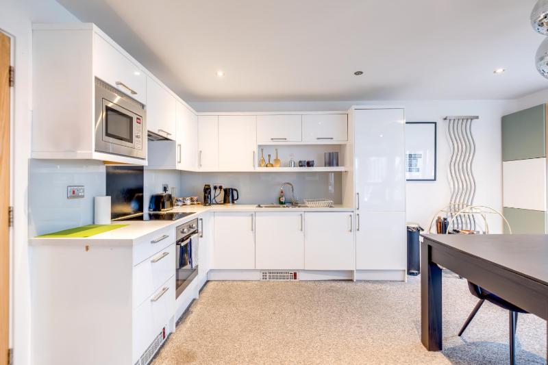 Penthouse Noir - Wyndale Living - Central BHam 2BR - image 16