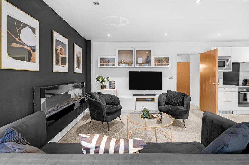 Penthouse Noir - Wyndale Living - Central BHam 2BR - image 12