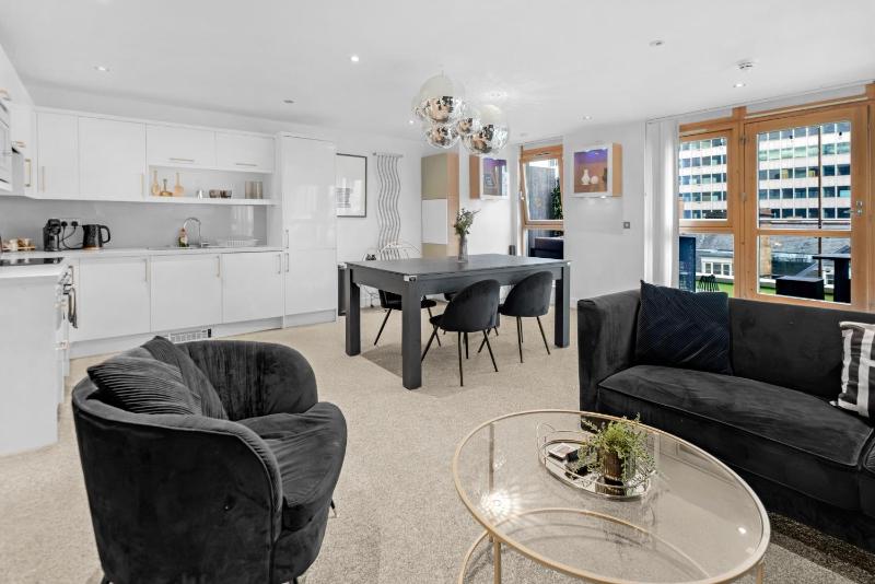 Penthouse Noir - Wyndale Living - Central BHam 2BR - image 29