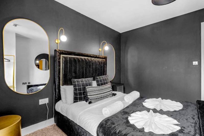 Penthouse Noir - Wyndale Living - Central BHam 2BR - image 17
