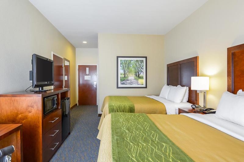 Queen Room with Two Queen Beds image 2