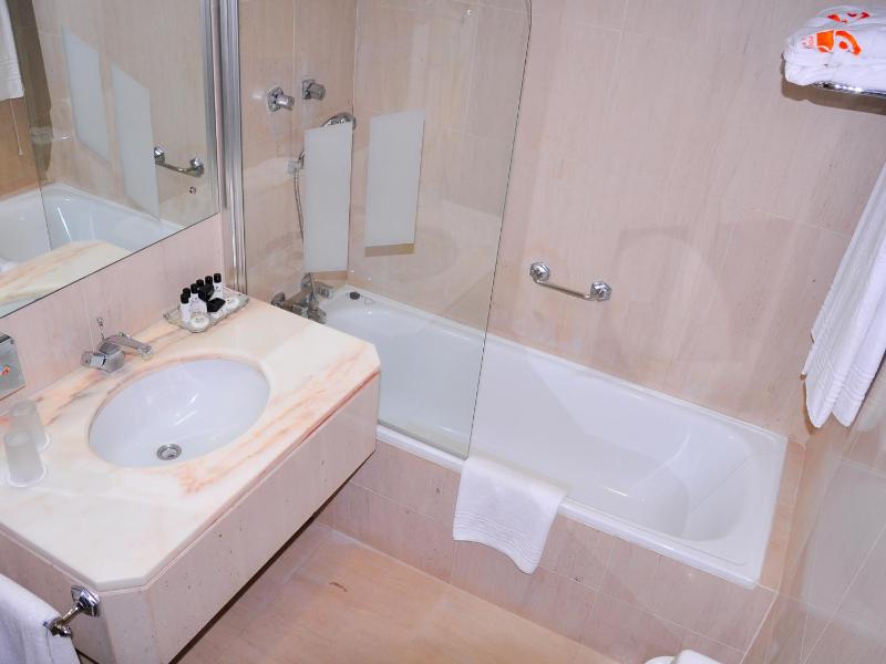 Standard Twin Room image 4