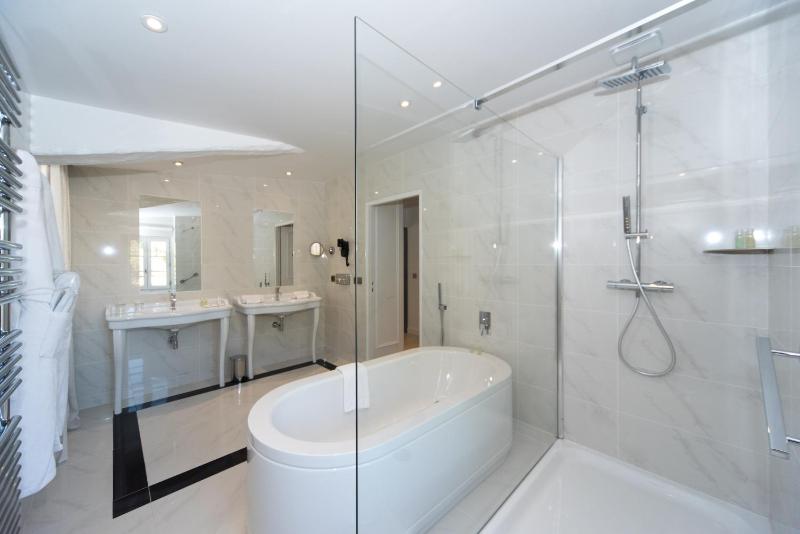 Standard Double Room image 3