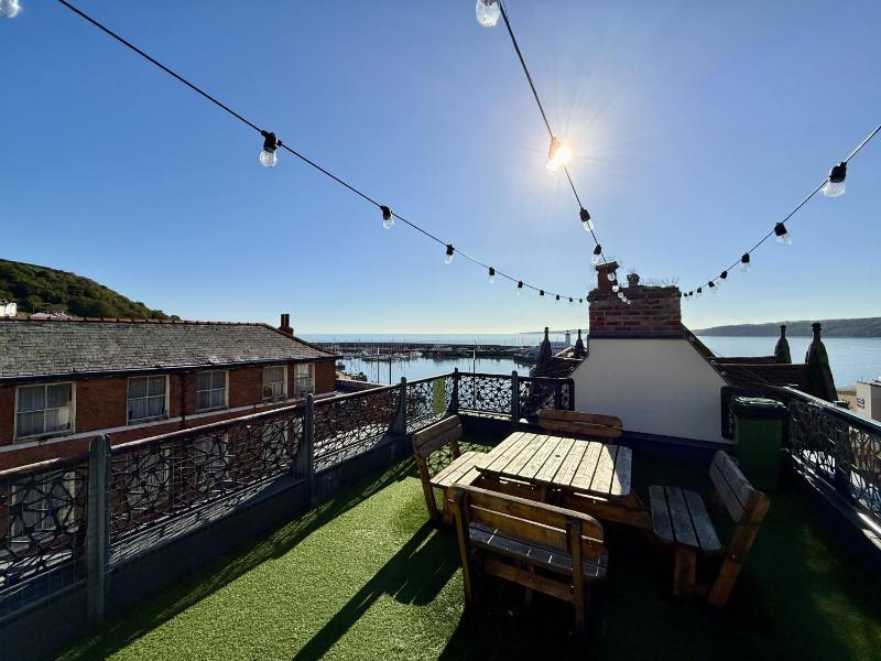 Merchants Quarters - Laguz - Stunning Apartment with Harbour and Sea views - free roof top terrace with sea and harbour view and central location to beaches amenities restaurants and harbour - image 9