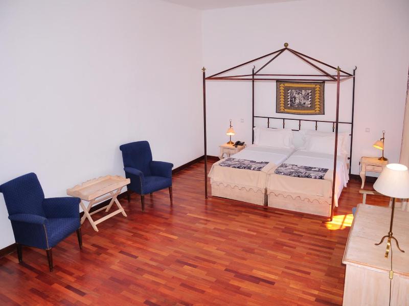 Superior Twin Room image 3