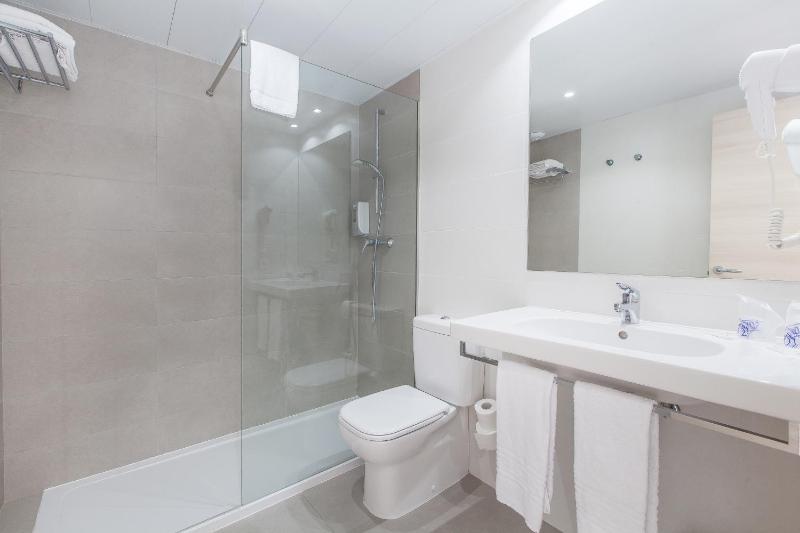 Double or Twin Room with balcony and Partial Sea View image 4