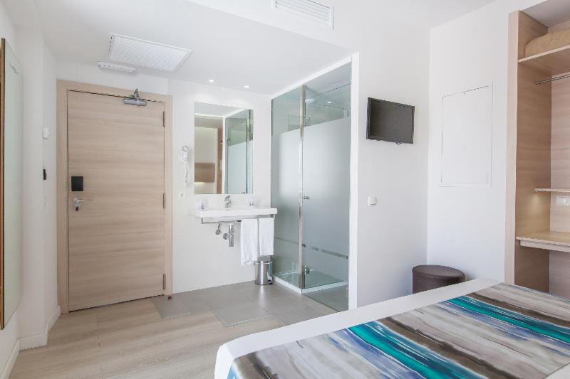 Double or Twin Room with Balcony image 2