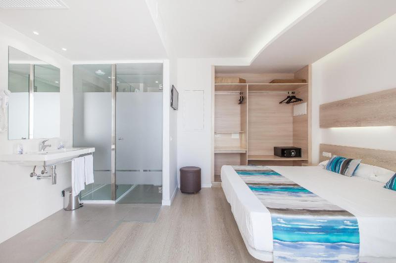 Double or Twin Room with Balcony image 3