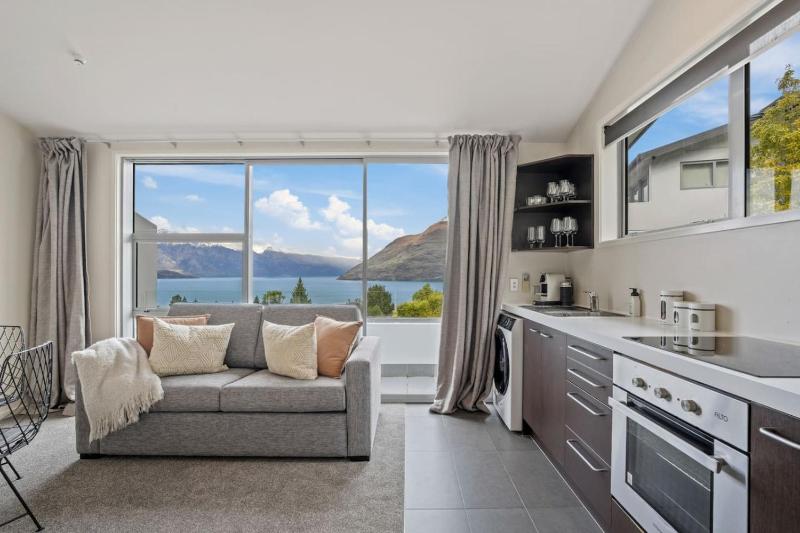 Fernhill Falls Retreat | Lake Views & Parking - image 1