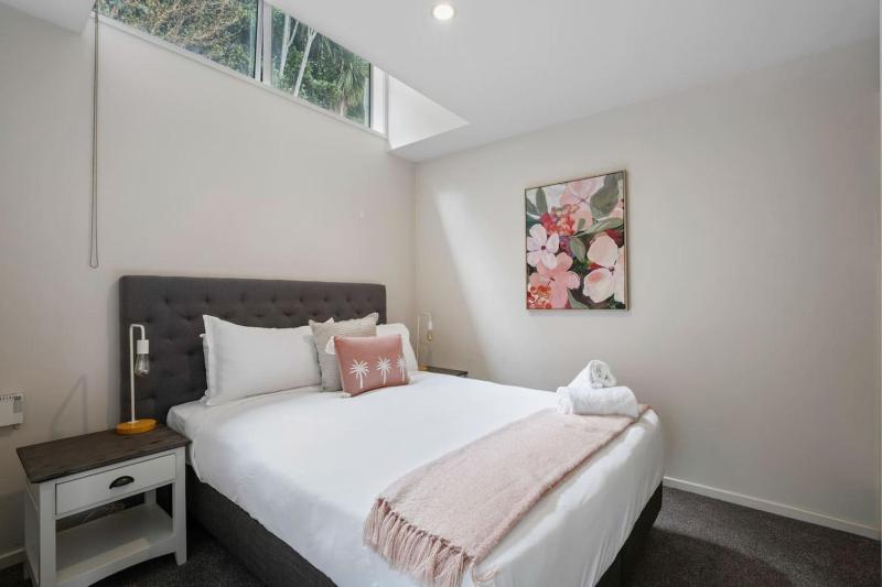 Fernhill Falls Retreat | Lake Views & Parking - image 3