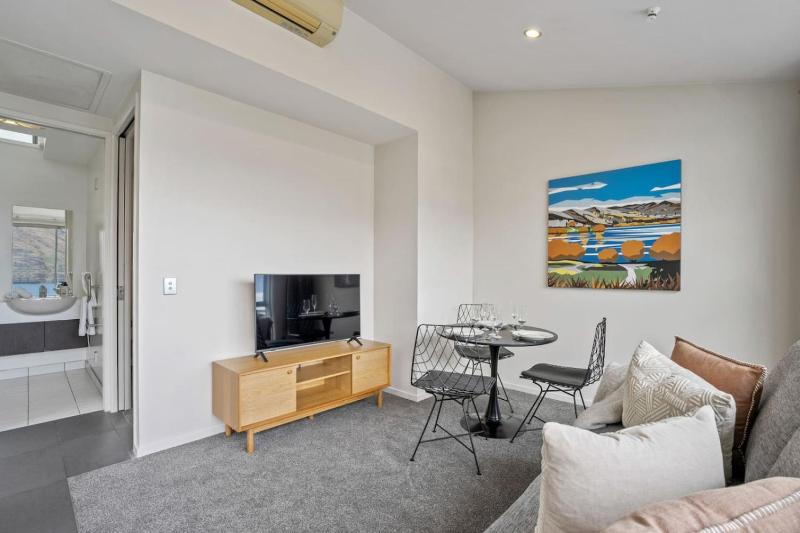 Fernhill Falls Retreat | Lake Views & Parking - image 8