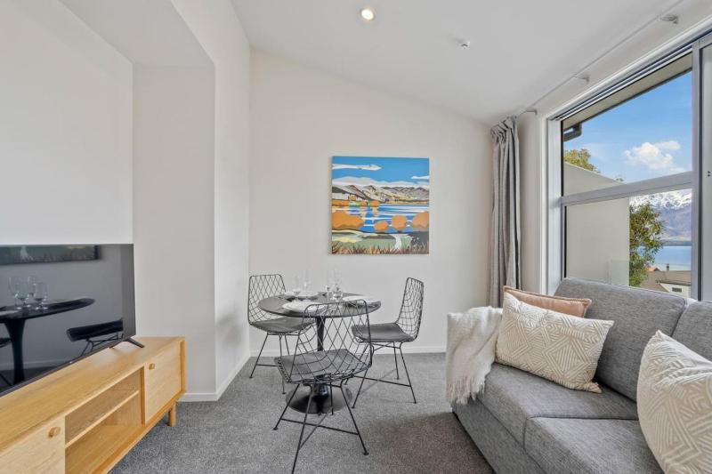 Fernhill Falls Retreat | Lake Views & Parking - image 11