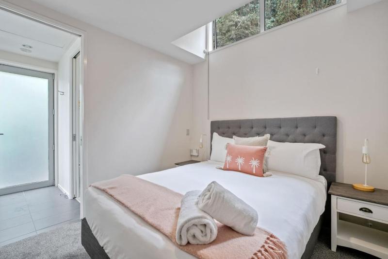 Fernhill Falls Retreat | Lake Views & Parking - image 16