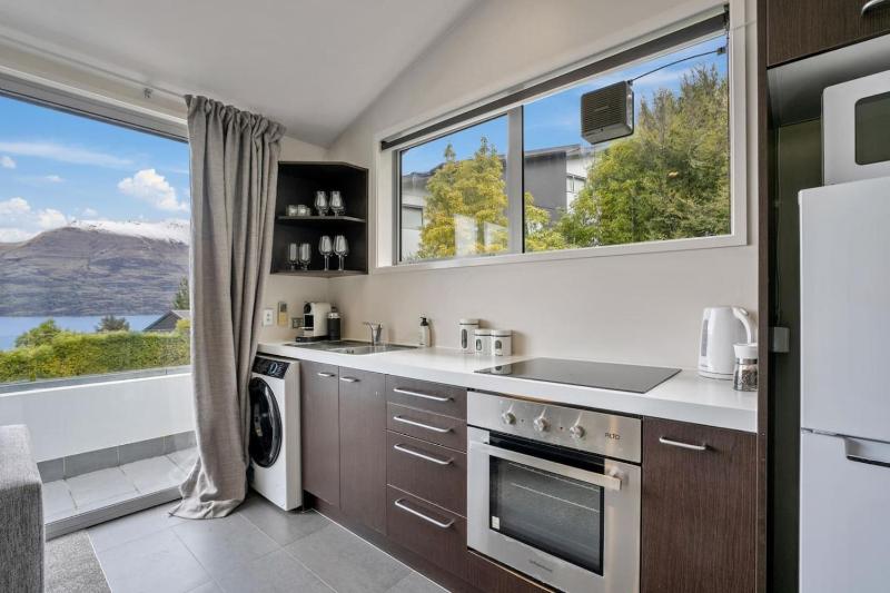 Fernhill Falls Retreat | Lake Views & Parking - image 5
