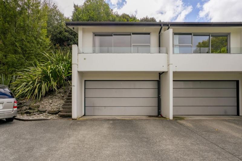 Fernhill Falls Retreat | Lake Views & Parking - image 6