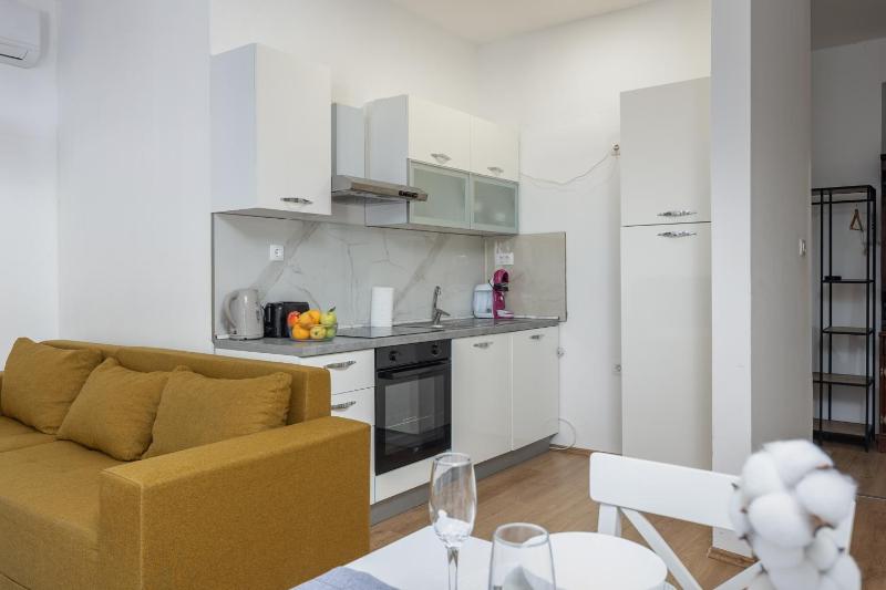 4-Bedroom City Apartment Anna - Happy Rentals - image 3