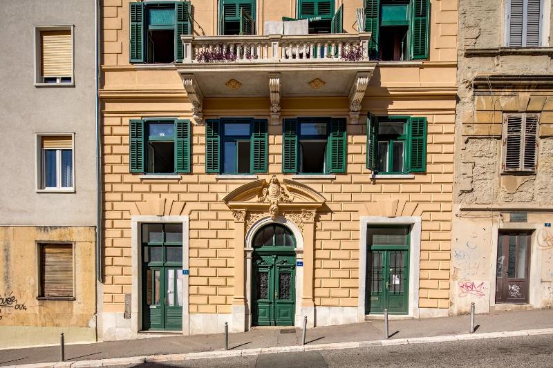 4-Bedroom City Apartment Anna - Happy Rentals - image 6