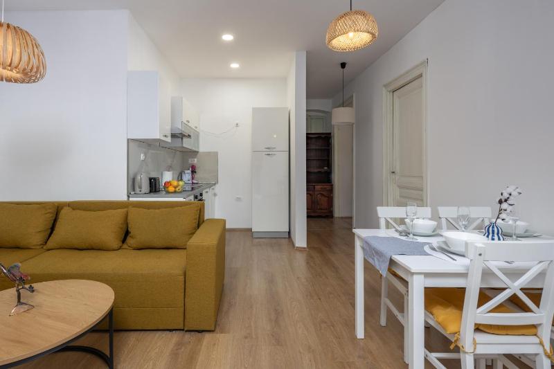 4-Bedroom City Apartment Anna - Happy Rentals - image 2