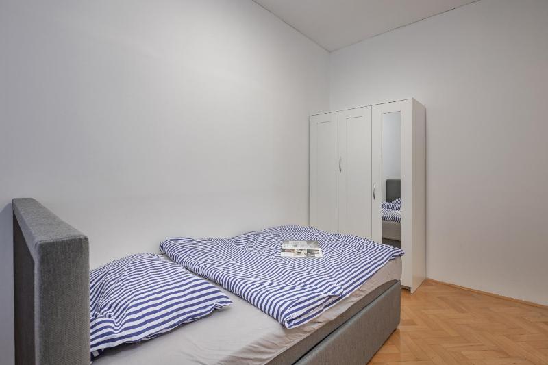 4-Bedroom City Apartment Anna - Happy Rentals - image 5