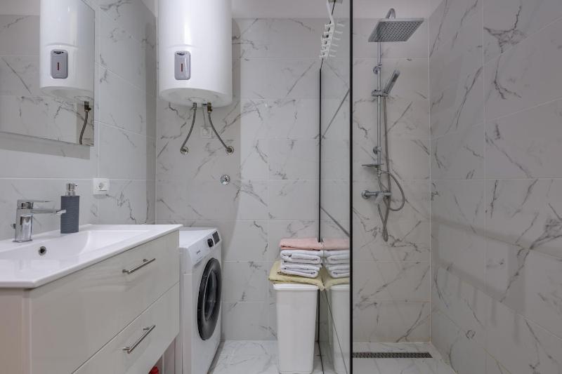 4-Bedroom City Apartment Anna - Happy Rentals - image 11