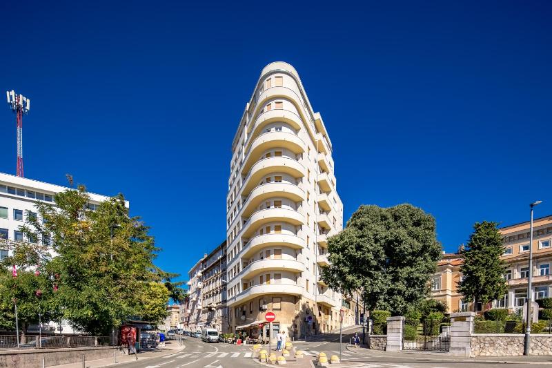 4-Bedroom City Apartment Anna - Happy Rentals - image 10