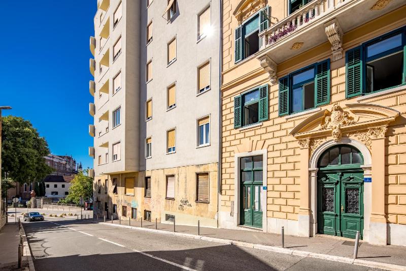4-Bedroom City Apartment Anna - Happy Rentals - image 9