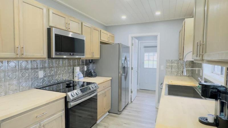 Bright & airy 2BR 2BA beach retreat A - image 3