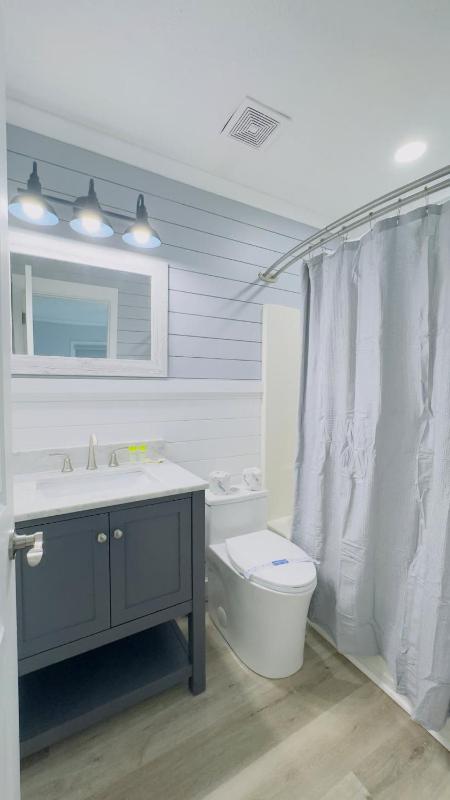 Bright & airy 2BR 2BA beach retreat A - image 11