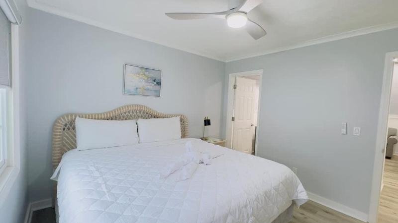 Bright & airy 2BR 2BA beach retreat A - image 8